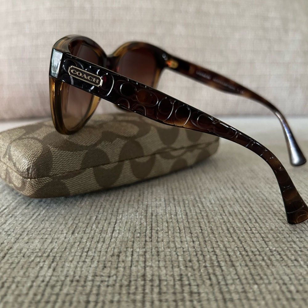 🎉🎉 SALE 🎉🎉Coach Tortoise Shell Sunglasses with Patterned Case - Picture 3 of 5